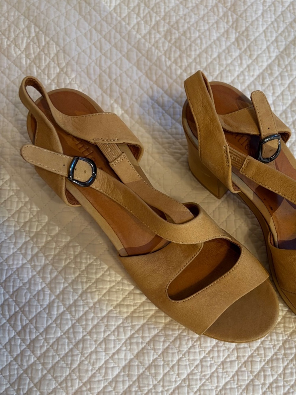 Gentle Souls Sz 10 Suede Crisscross Platform Sandals